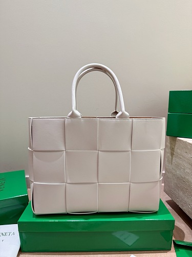 Bottega Veneta Arco Tote · ZT14239