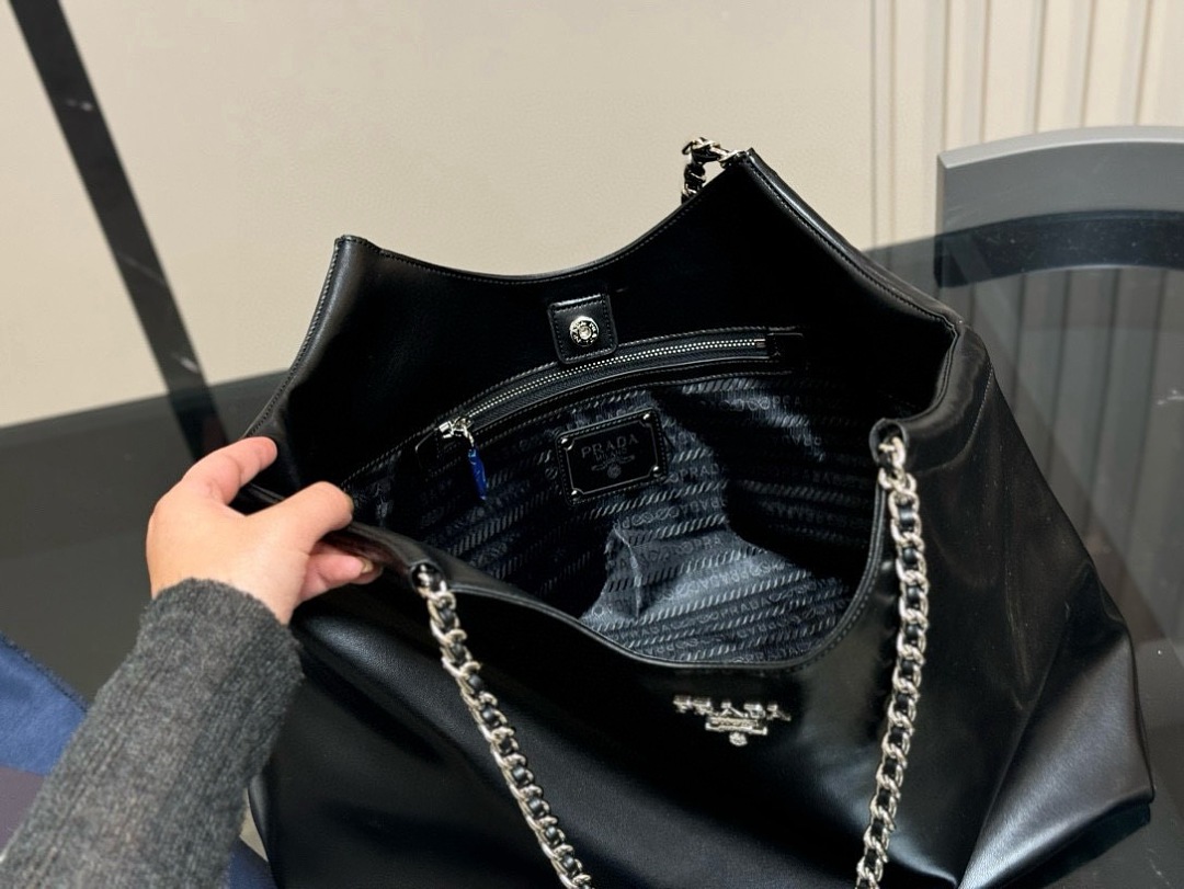 Prada Soft Calf Chain Tote · ZT13660 — תמונה 8