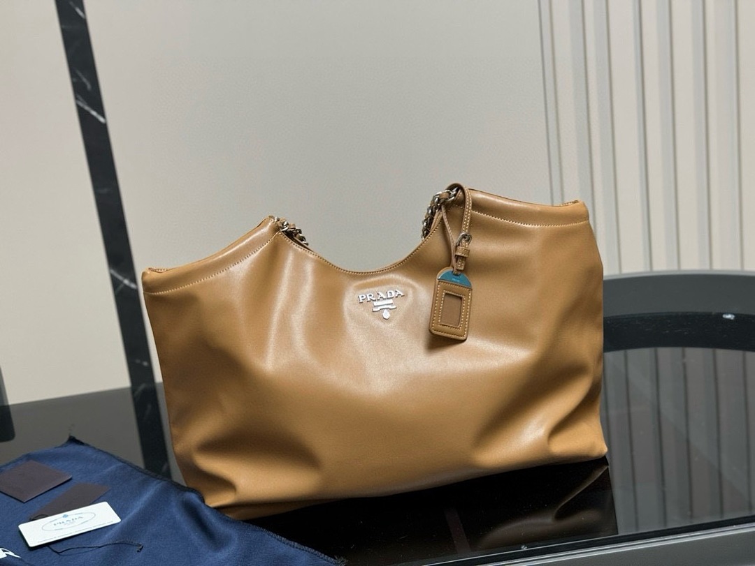 Prada Soft Calf Chain Tote · ZT13660 — תמונה 12