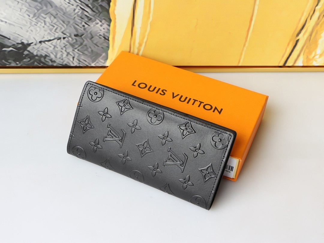LV HE71221 $33.33