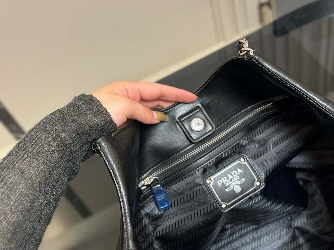 Prada Soft Calf Chain Tote · ZT13660 — תמונה 9