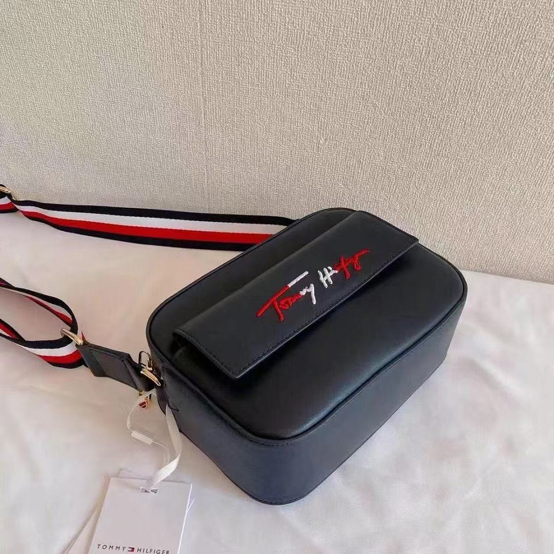 Tommy Hilfiger Signature Stripe Crossbody · ZT13753 — תמונה 6