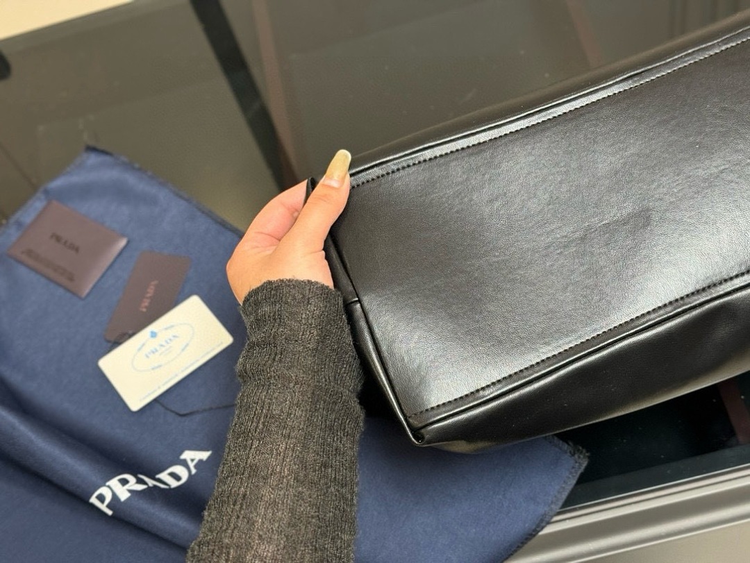 Prada Soft Calf Chain Tote · ZT13660 — תמונה 3