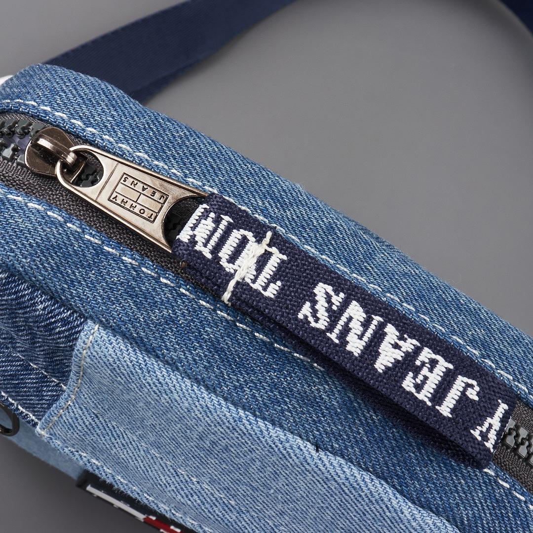 Tommy Jeans Denim Patchwork Reporter Bag · A3461 — תמונה 8
