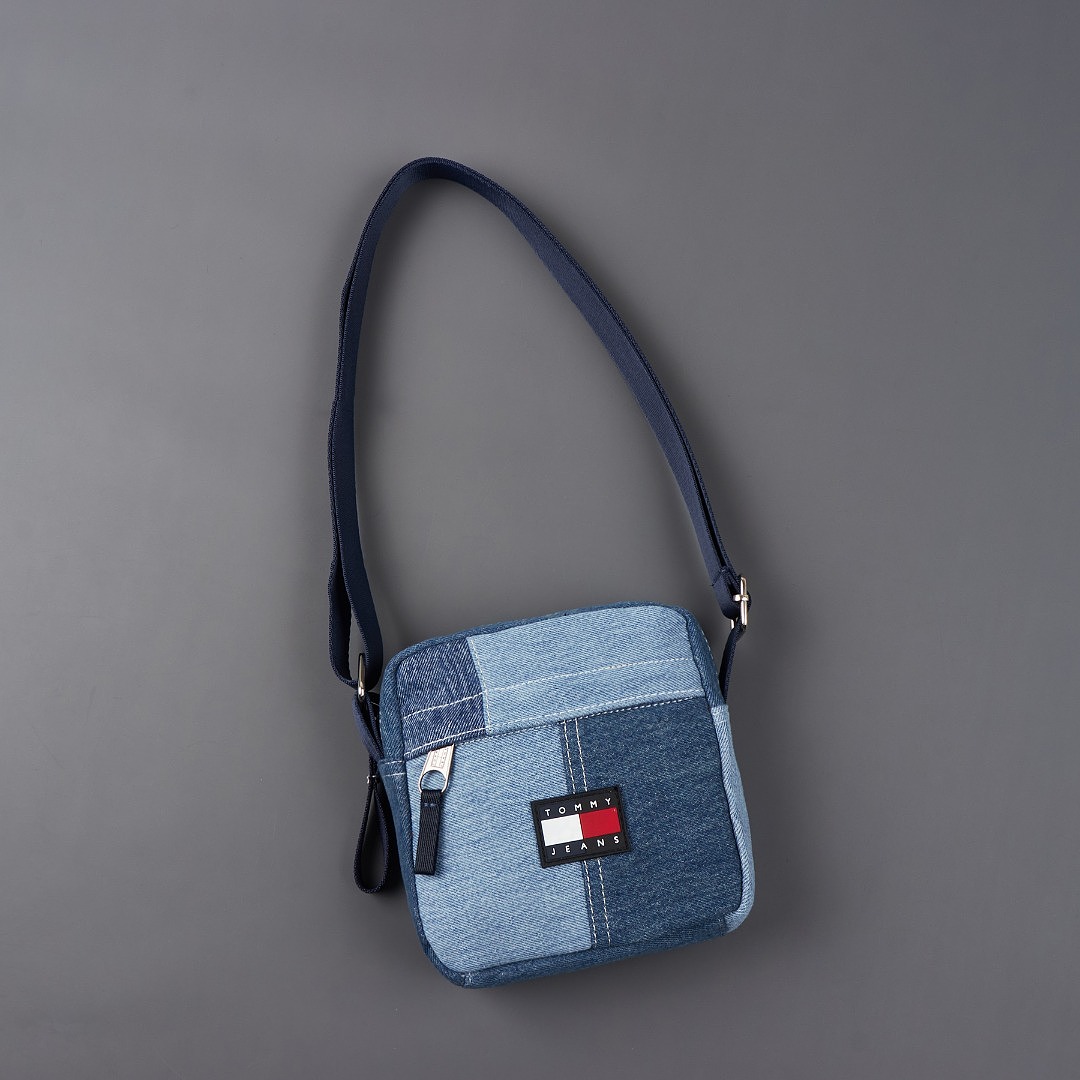 Tommy Jeans Denim Patchwork Reporter Bag · A3461 — תמונה 13