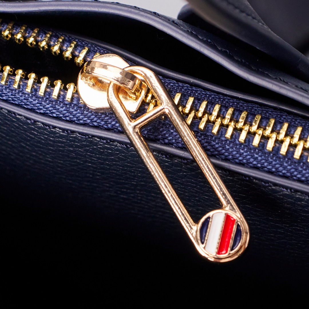 Tommy Hilfiger Signature Stripe Tote · A3340 — תמונה 8