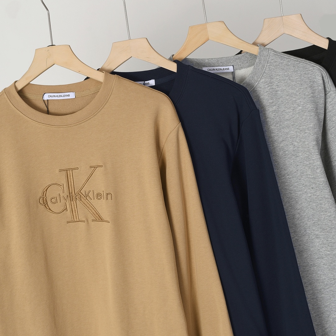 Calvin Klein Monologo Fleece Sweatshirt · A3282 — תמונה 32