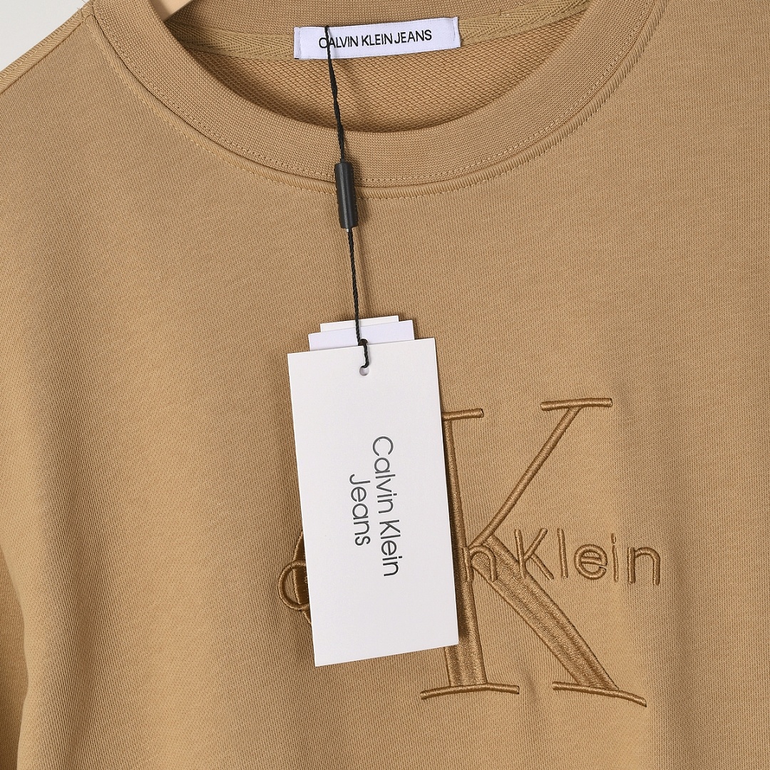 Calvin Klein Monologo Fleece Sweatshirt · A3282 — תמונה 12