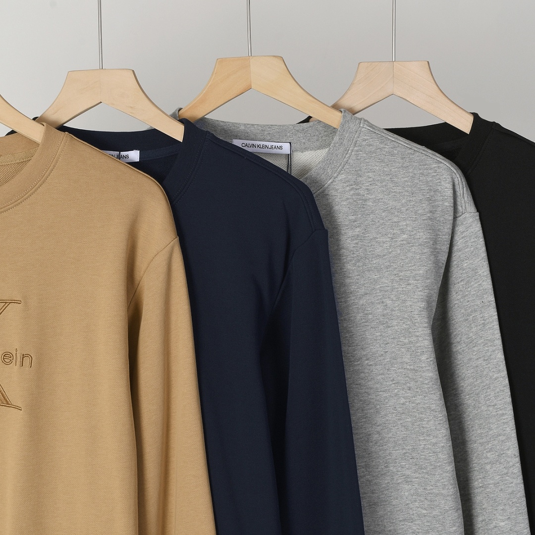 Calvin Klein Monologo Fleece Sweatshirt · A3282 — תמונה 30