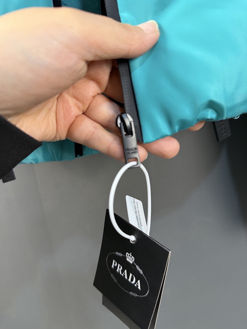 Prada Cropped Technical Re-Nylon Down Jacket · ZT14014 — תמונה 33