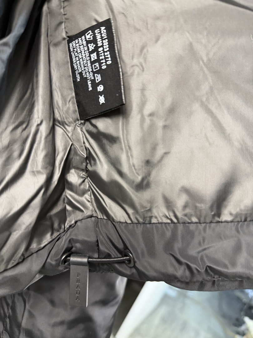 Prada Cropped Technical Re-Nylon Down Jacket · ZT14014 — תמונה 18