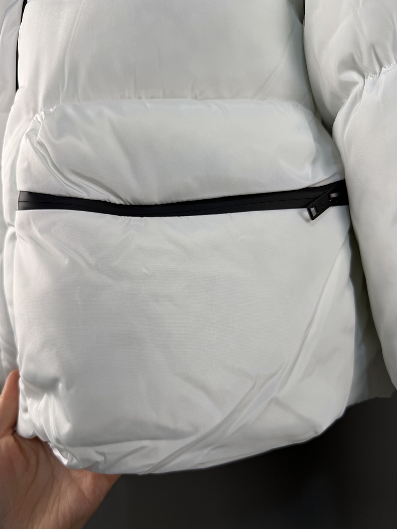 Prada Cropped Technical Re-Nylon Down Jacket · ZT14014 — תמונה 22