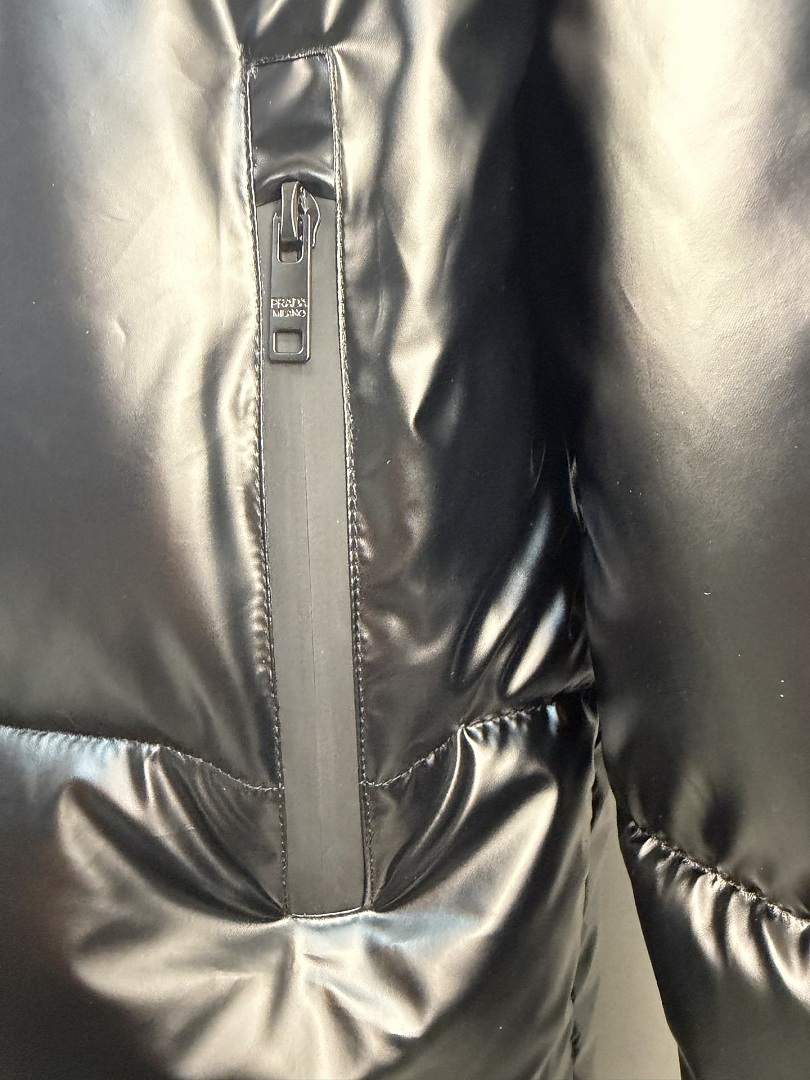 Prada Light Re-Nylon Hooded Puffer Jacket · ZT14013 — תמונה 5