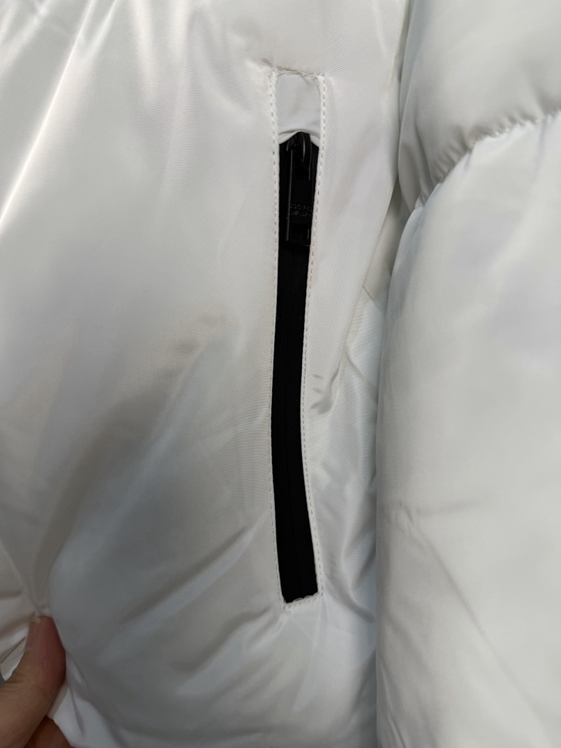 Prada Cropped Technical Re-Nylon Down Jacket · ZT14014 — תמונה 37