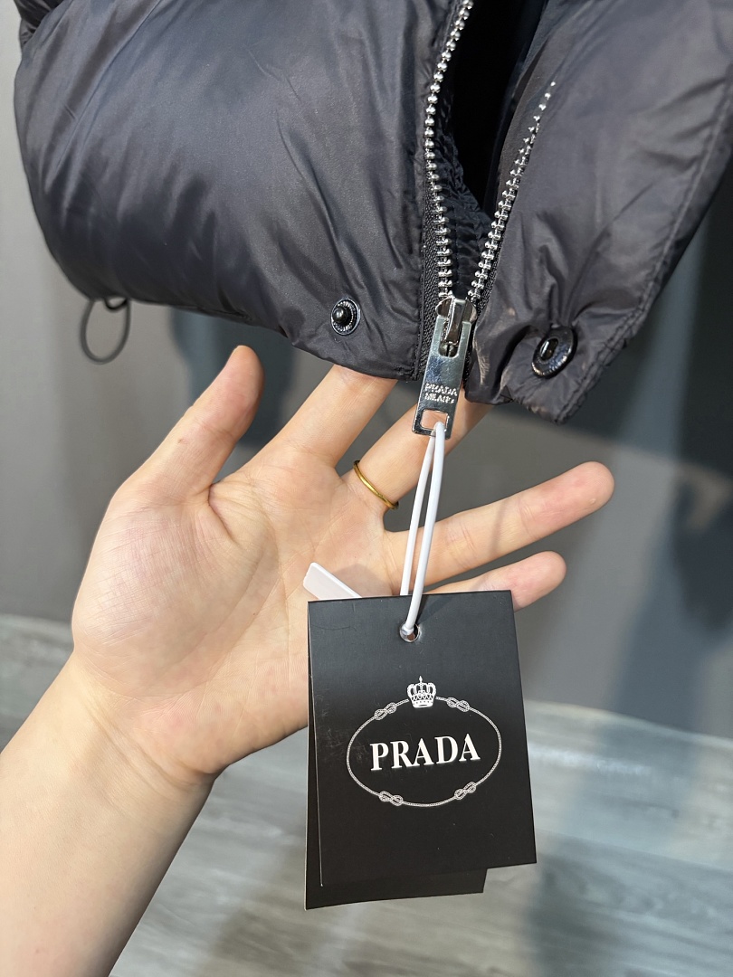 Prada Re-Nylon Down Coat · ZT14025 — תמונה 9
