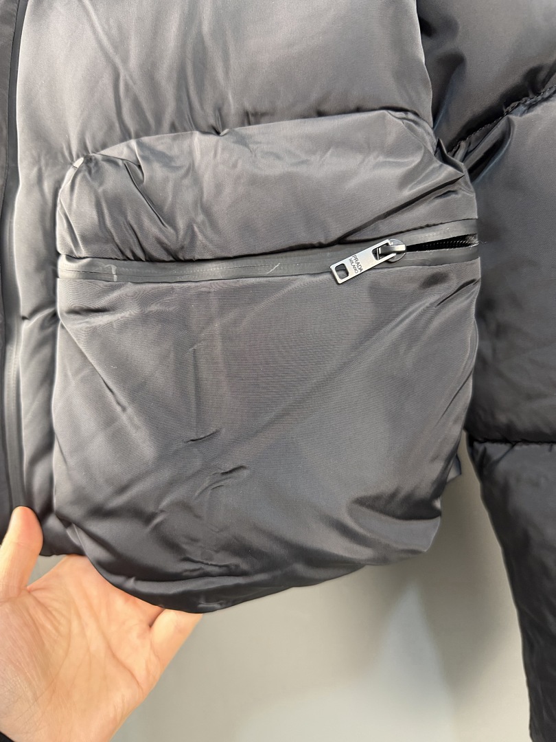 Prada Cropped Technical Re-Nylon Down Jacket · ZT14014 — תמונה 14