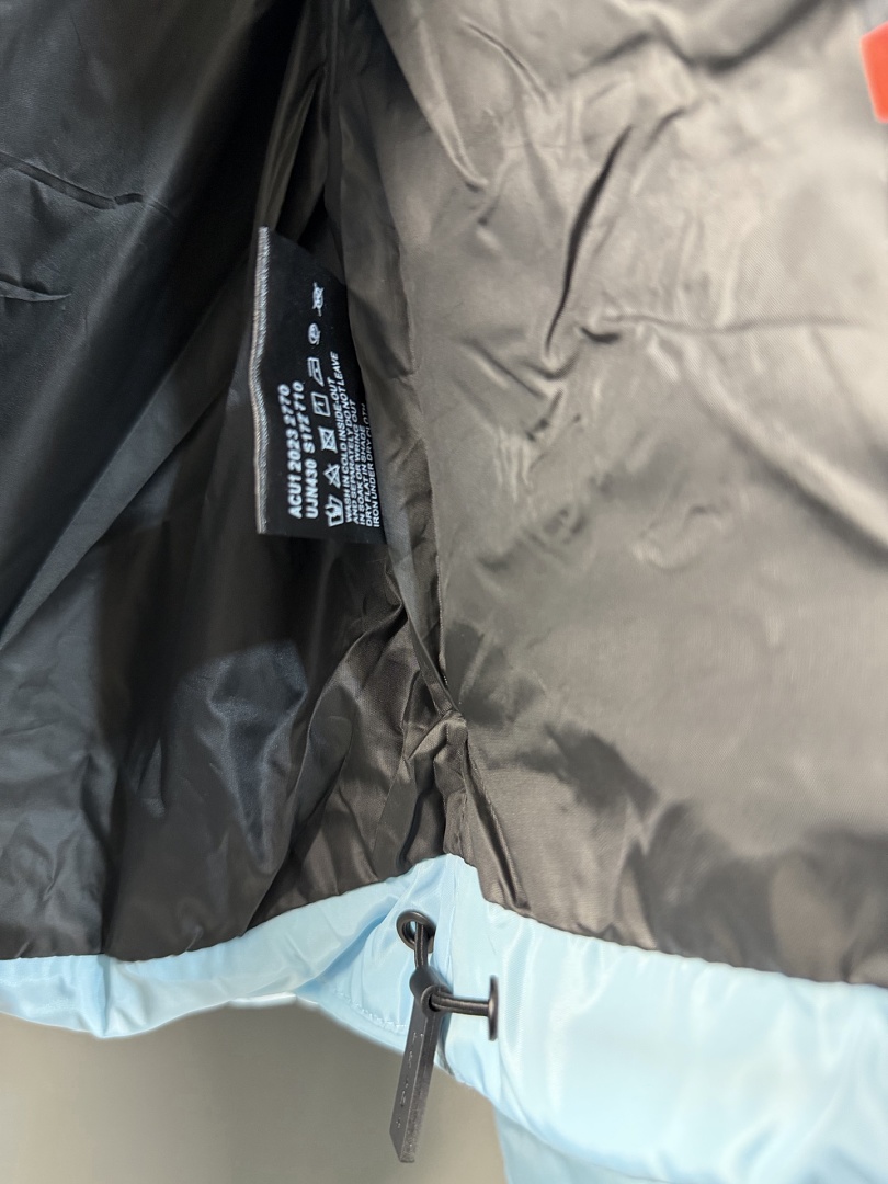Prada Cropped Technical Re-Nylon Down Jacket · ZT14014 — תמונה 49