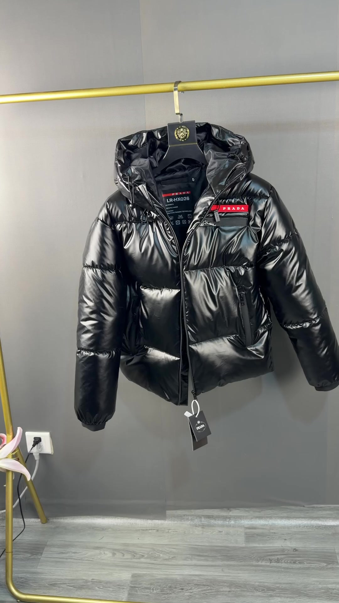 Prada Light Re-Nylon Hooded Puffer Jacket · ZT14013 — תמונה 2