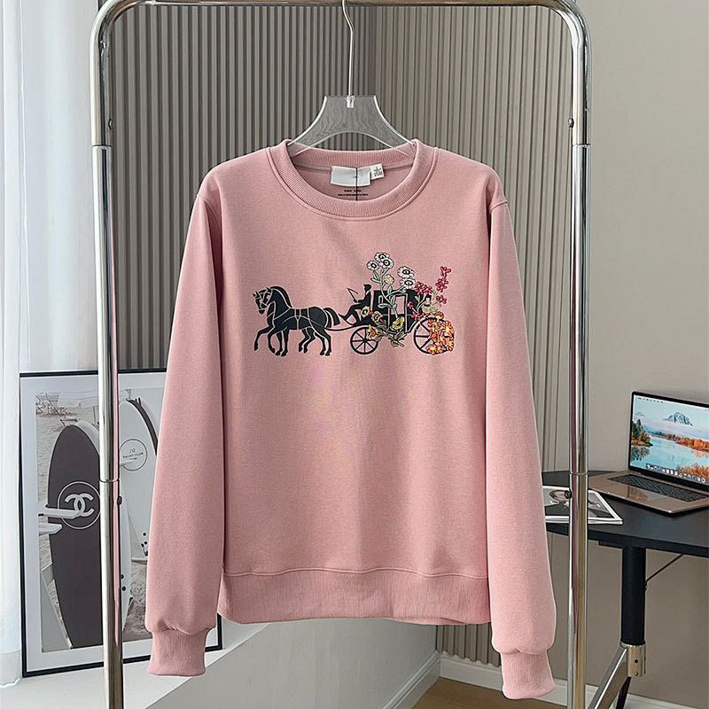 Coach Evergreen Horse And Carriage Crewneck · A2908