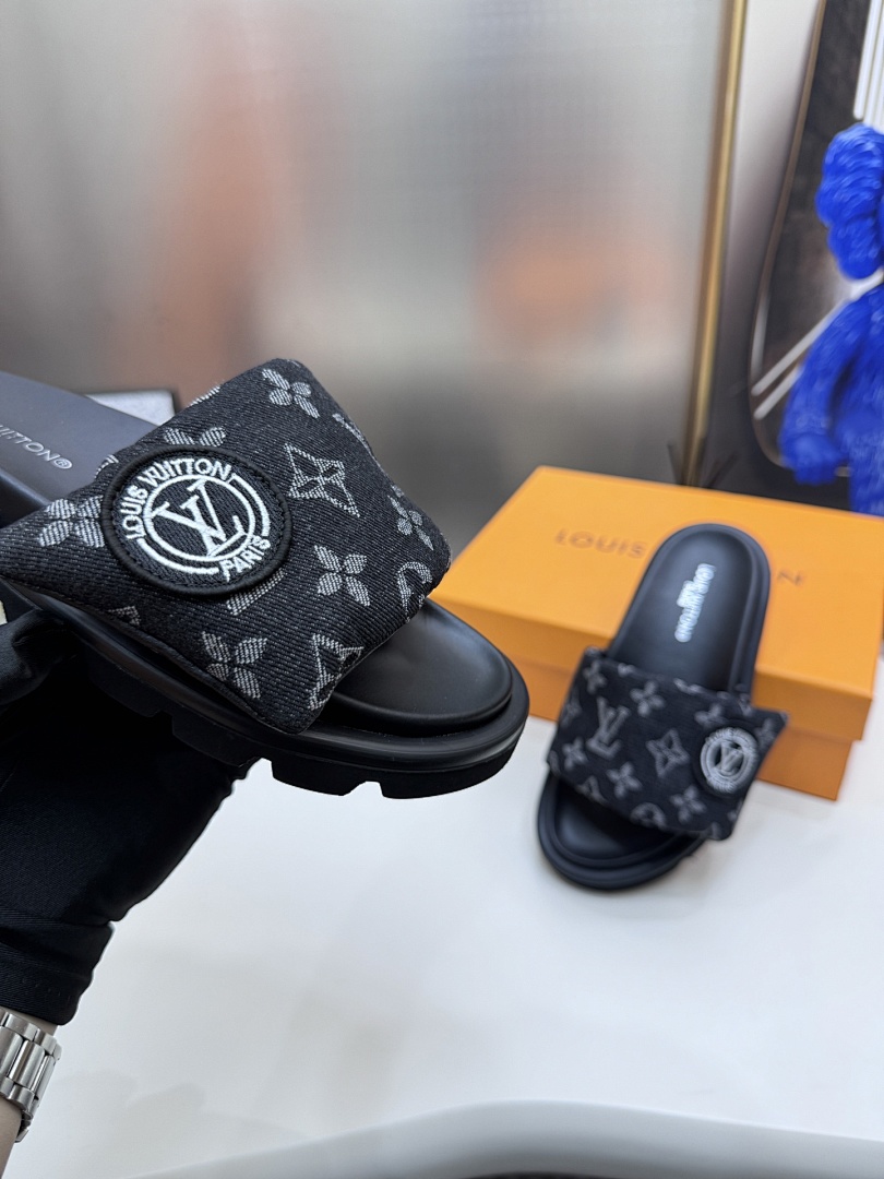 Louis Vuitton Padded Slides · 5295 — תמונה 60