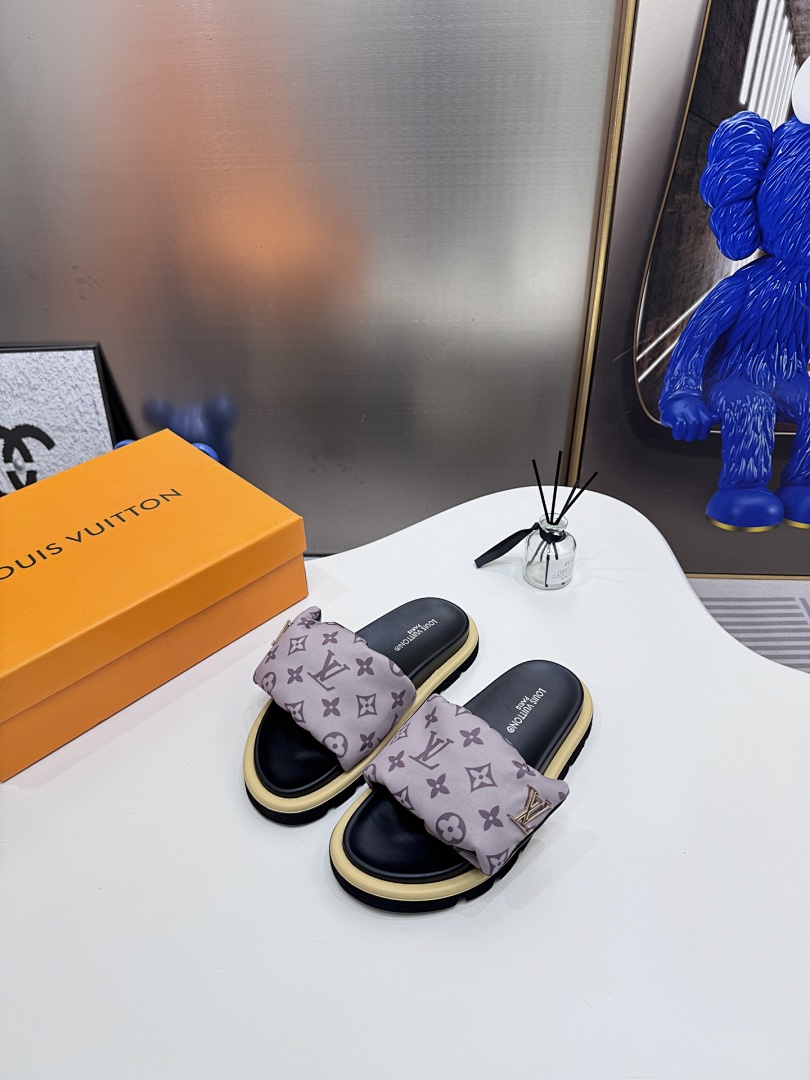Louis Vuitton Padded Slides · 5295 — תמונה 32