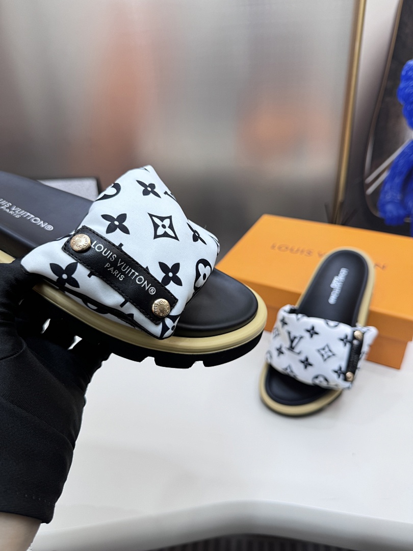 Louis Vuitton Padded Slides · 5295 — תמונה 44