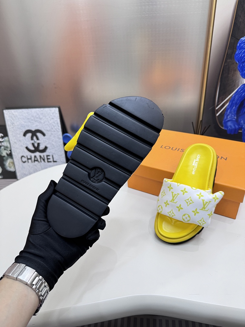 Louis Vuitton Padded Slides · 5295 — תמונה 57