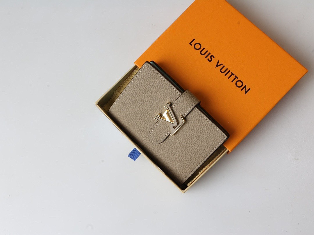 Louis Vuitton Capucines Vertical Compact Wallet · 5854 — תמונה 26
