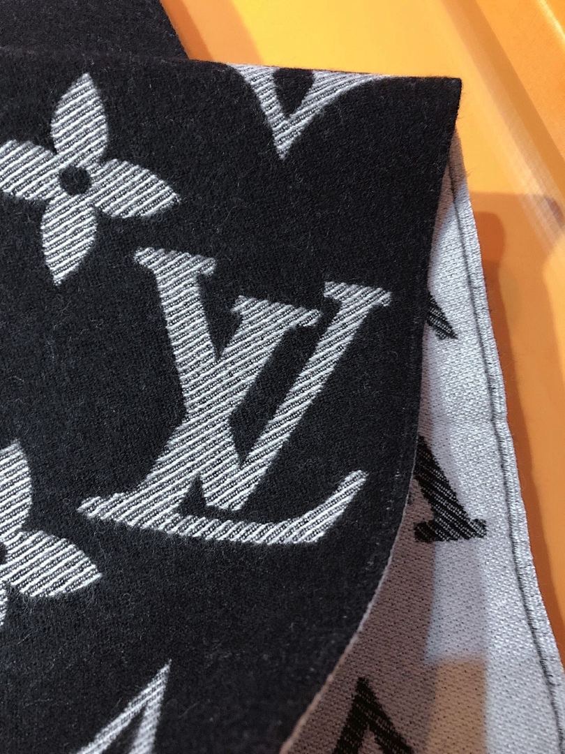 Louis Vuitton Essential Scarf · 3890 — תמונה 18