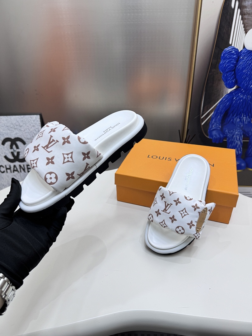 Louis Vuitton Padded Slides · 5295 — תמונה 26