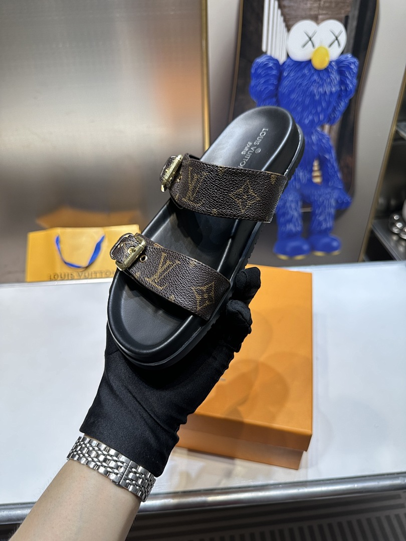 Louis Vuitton — סנדלים וכפכפים · 4627 — תמונה 20