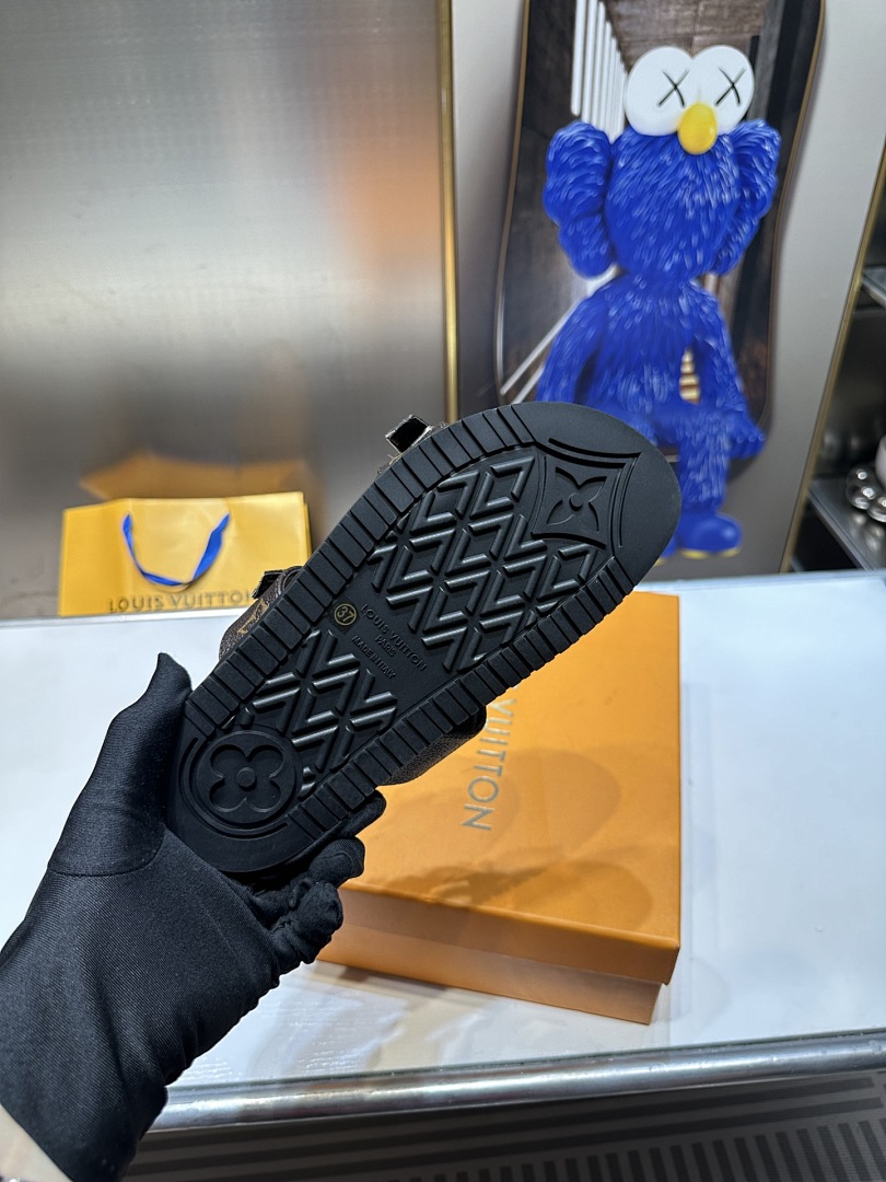 Louis Vuitton — סנדלים וכפכפים · 4627 — תמונה 19