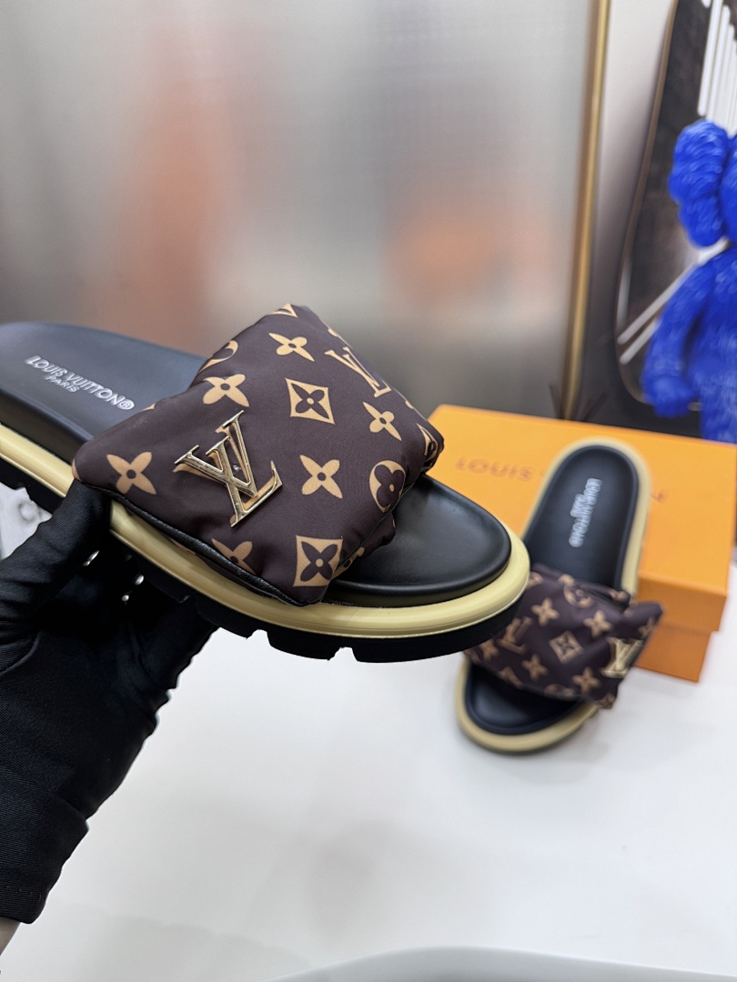 Louis Vuitton Padded Slides · 5295 — תמונה 19