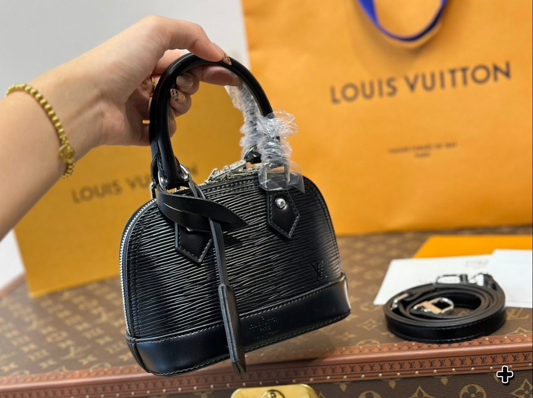 Louis Vuitton Alma BB · 5563