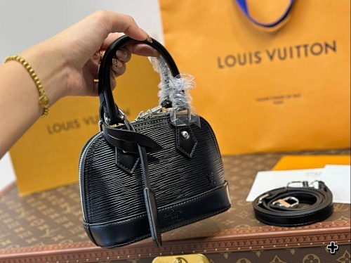 Louis Vuitton Alma BB · 5563