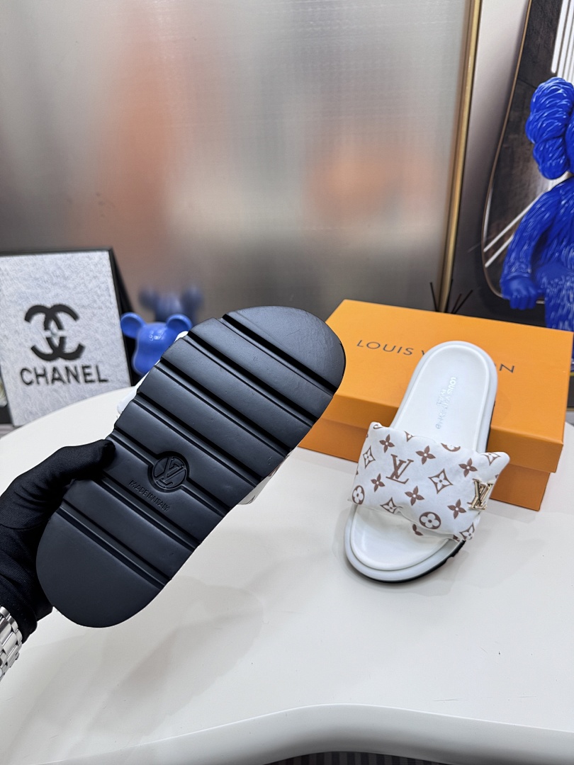 Louis Vuitton Padded Slides · 5295 — תמונה 33