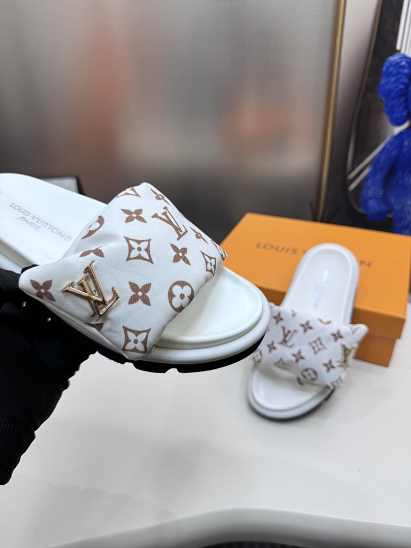 Louis Vuitton Padded Slides · 5295 — תמונה 35