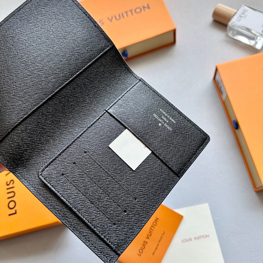 Louis Vuitton Passport Cover · 6084 — תמונה 4