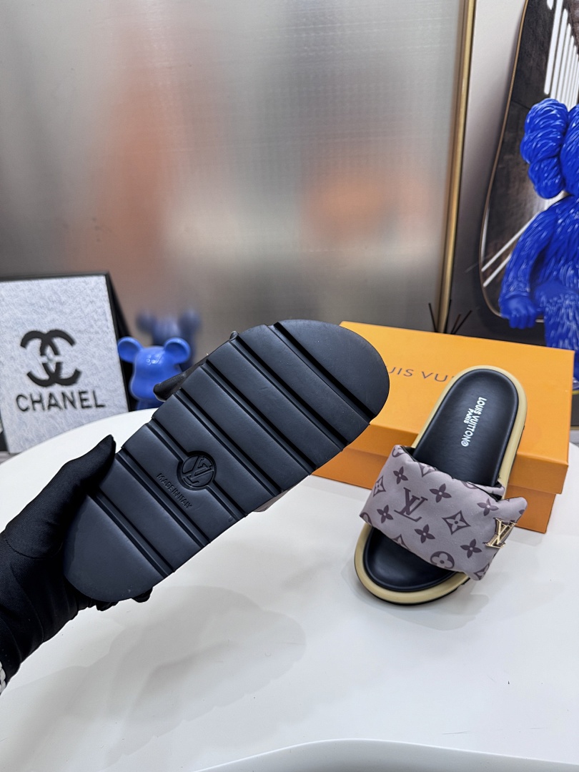 Louis Vuitton Padded Slides · 5295 — תמונה 30