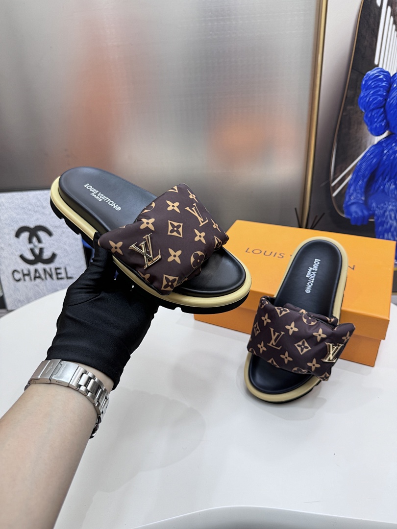 Louis Vuitton Padded Slides · 5295 — תמונה 20