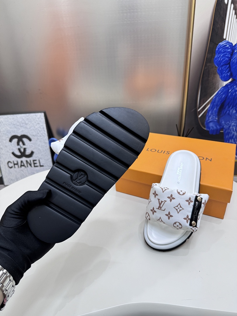 Louis Vuitton Padded Slides · 5295 — תמונה 47