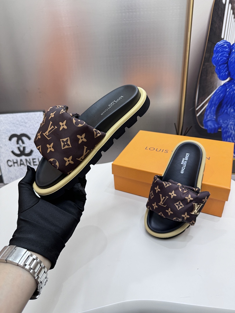 Louis Vuitton Padded Slides · 5295 — תמונה 18