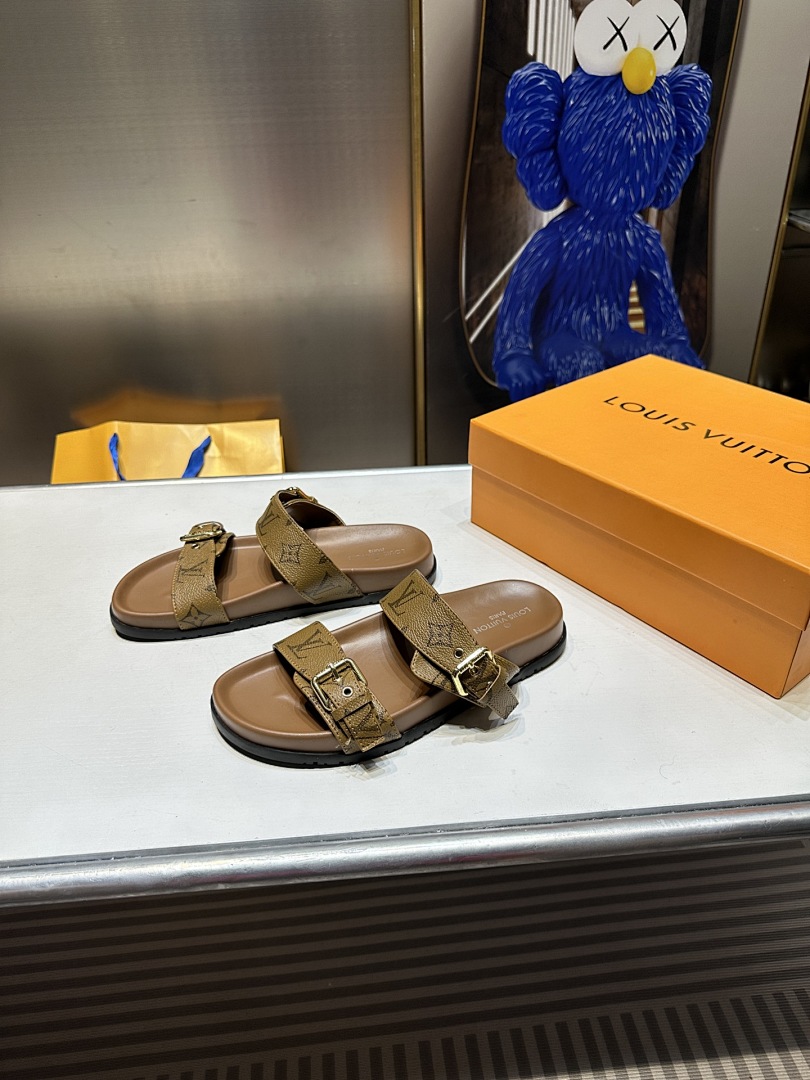 Louis Vuitton — סנדלים וכפכפים · 4627 — תמונה 9