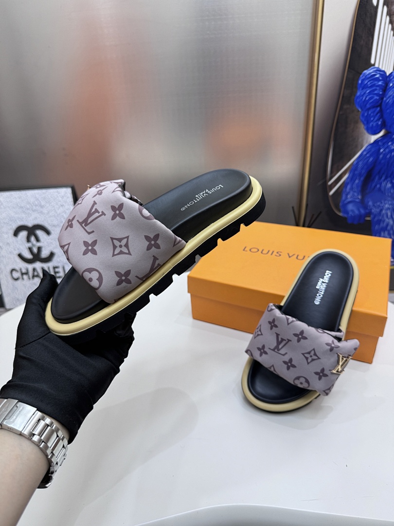 Louis Vuitton Padded Slides · 5295 — תמונה 31