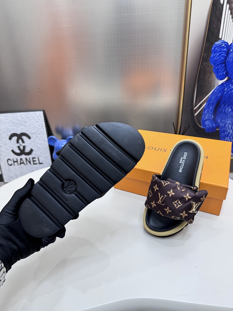 Louis Vuitton Padded Slides · 5295 — תמונה 17