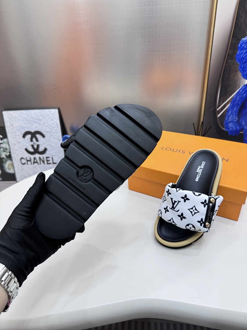Louis Vuitton Padded Slides · 5295 — תמונה 42