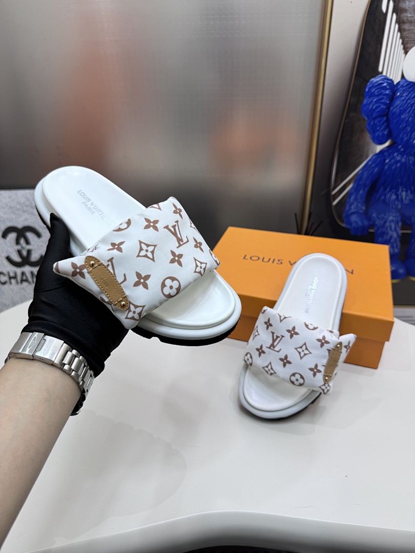 Louis Vuitton Padded Slides · 5295 — תמונה 27