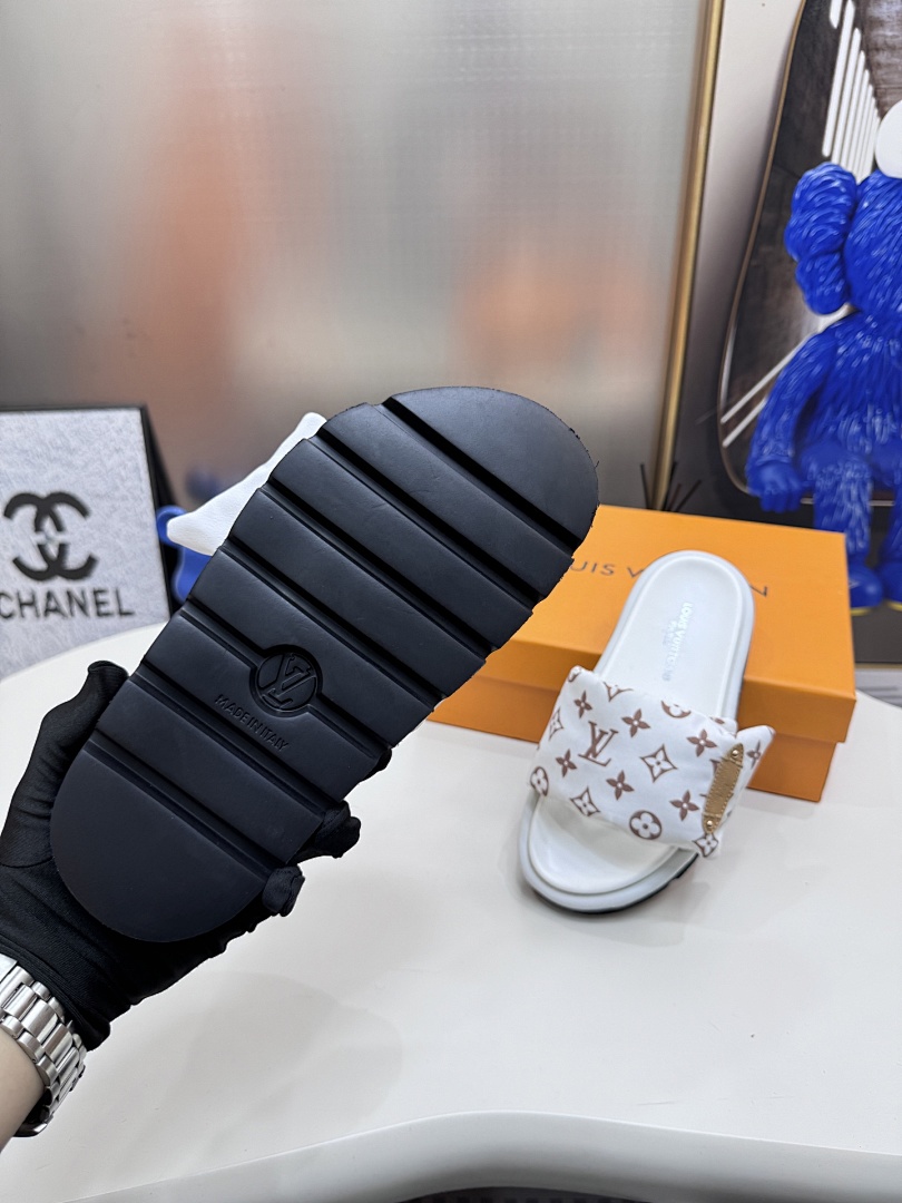 Louis Vuitton Padded Slides · 5295 — תמונה 24