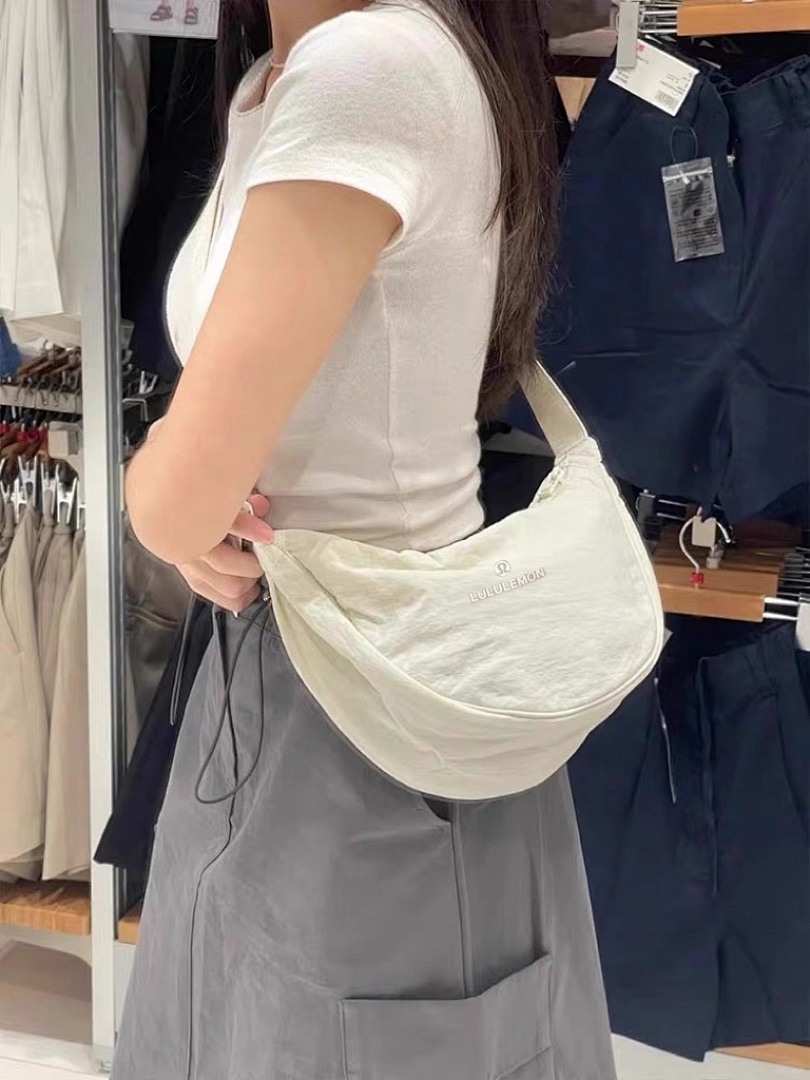 Lululemon Small Slouchy Sling Bag 3L · A2753 — תמונה 11