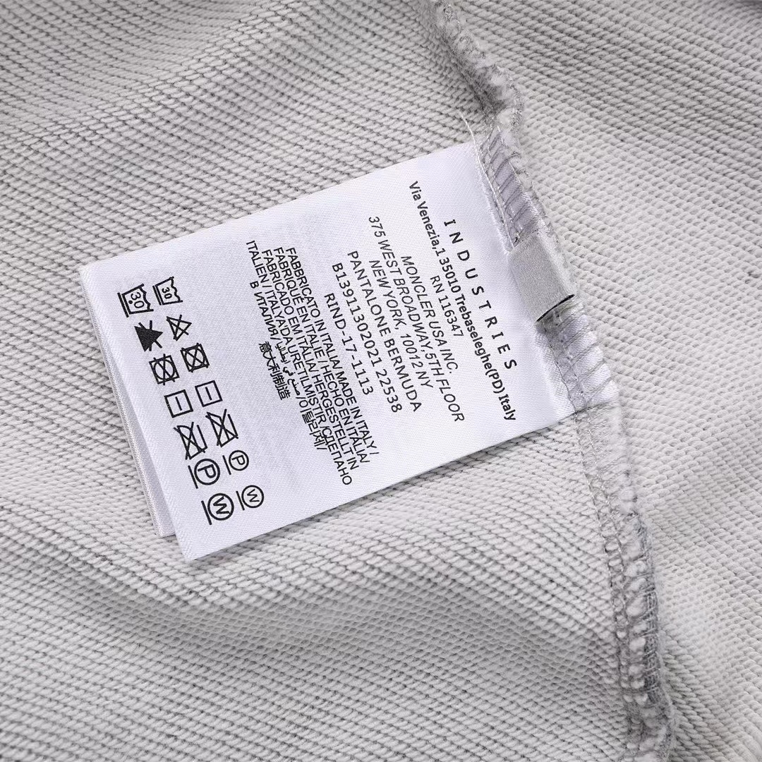 Moncler Logo Patch Cotton Sweatshirt · A2102 — תמונה 3